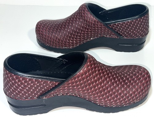 Sanita Burgundy Maroon Red Snakeskin Reptile Scale Textured Clogs Shoes 38 7 NEW - Picture 4 of 11