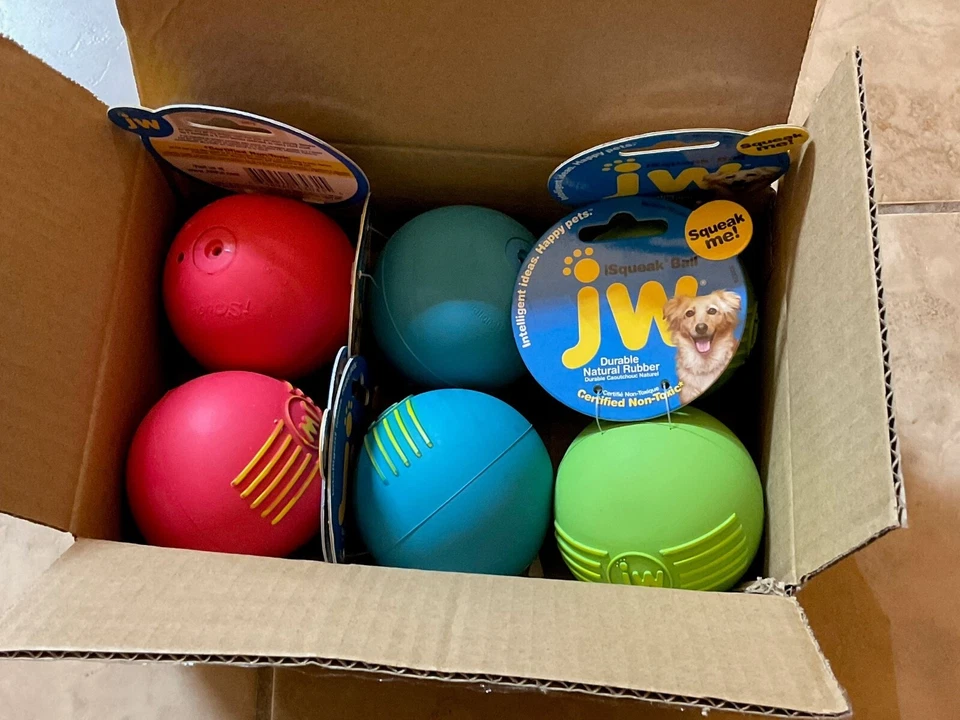 Juguete de entrenamiento JW Pet iSqueak Ball perro, cachorro, búsqueda de mascotas vendido en juegos de 24 juguetes Foto 2 de 2