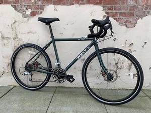 【新品・未使用品】Surly DISC TRUCKER 26″ Surly Disc Trucker Bike - Hi-Viz Black 26 – Rock N' Road