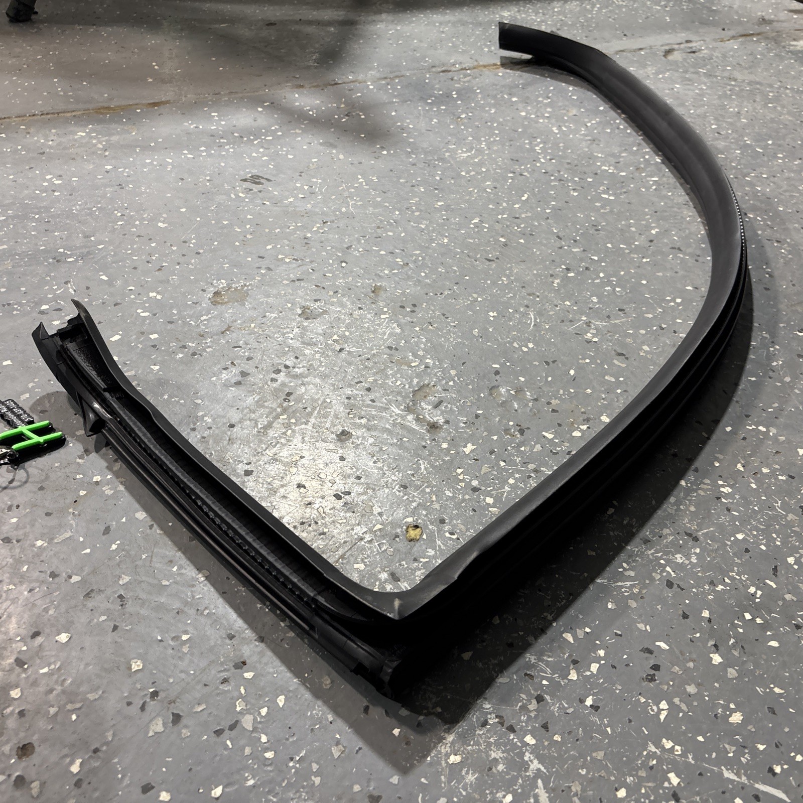 🏎️ Ferrari 488 GTB-Spider  Right Door Upper Rubber Gasket Weather Seal – OEM