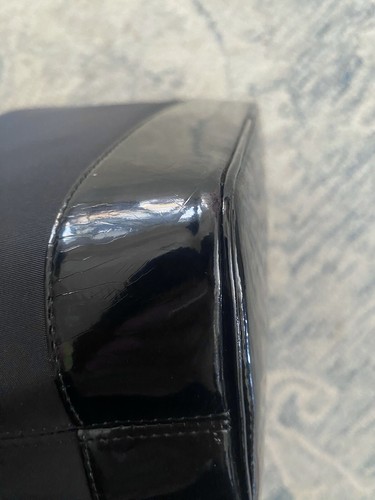 Autentica borsa a tracolla Yves Saint Laurent in pelle verniciata con logo in rilievo nera. - Foto 10 di 11
