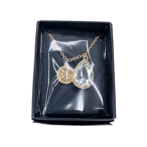 Lot De Collier En Or Jaune, à Décor D'un Pendentif Figurant Trois Hirondelles 46396