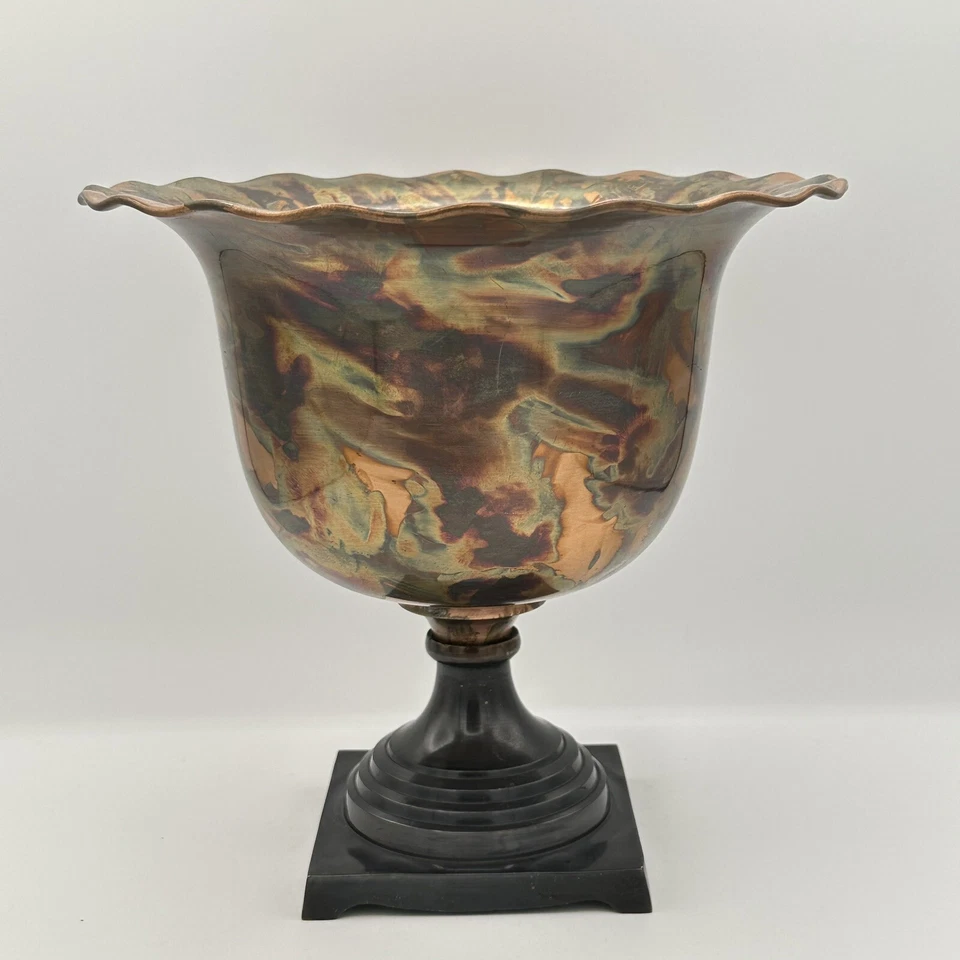 Cuenco grande de latón sobre pedestal hermoso patrón y colores borde festoneado Foto 3 de 4