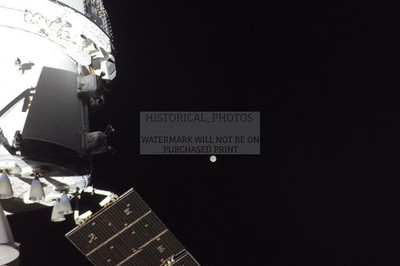 ARTEMIS II ORION SPACECRAFT WITH MOON IN DISTANCE 4X6 PHOTO