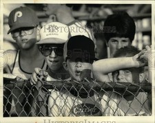 1984 Press Photo Kids Watching Kelly Gruber at McArthur Stadium - sys11679