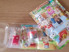 Sylvanian Families Baby Builders Serie - Baby Schokoladenhase mit Farbtopf
