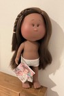 Neu - NINES D’ONIL MIA PUPPE MIT LANGEN BRAUNEN HAAREN & ZOPF -30 CM OHNE KLEIDUNG
