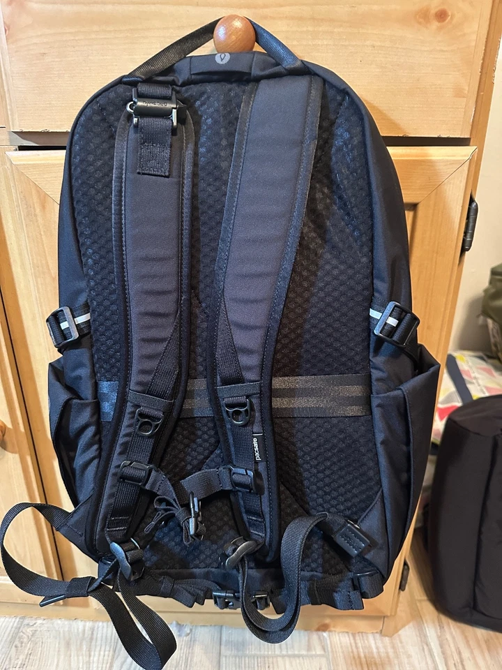 pacsafe NWT Black V 24L Anti-Theft Active Carrysafe PopnLock Backpack 60301 - Image 2 of 4