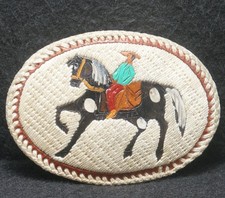 XD07121 NICE VINTAGE 1970s  MAN RIDING HORSE  ARTWORK MENS LEATHER BELT BUCKLE