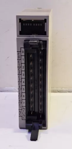 1 USED OMRON C200H-OC224 GENERAL PURPOSE OUTPUT UNIT 250VAC 24/VDC 2A POINT