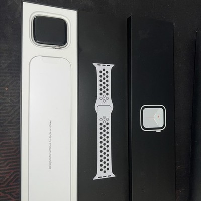 Apple Watch SE (44 mm ) Nike Edition   GPS   Silver Aluminum