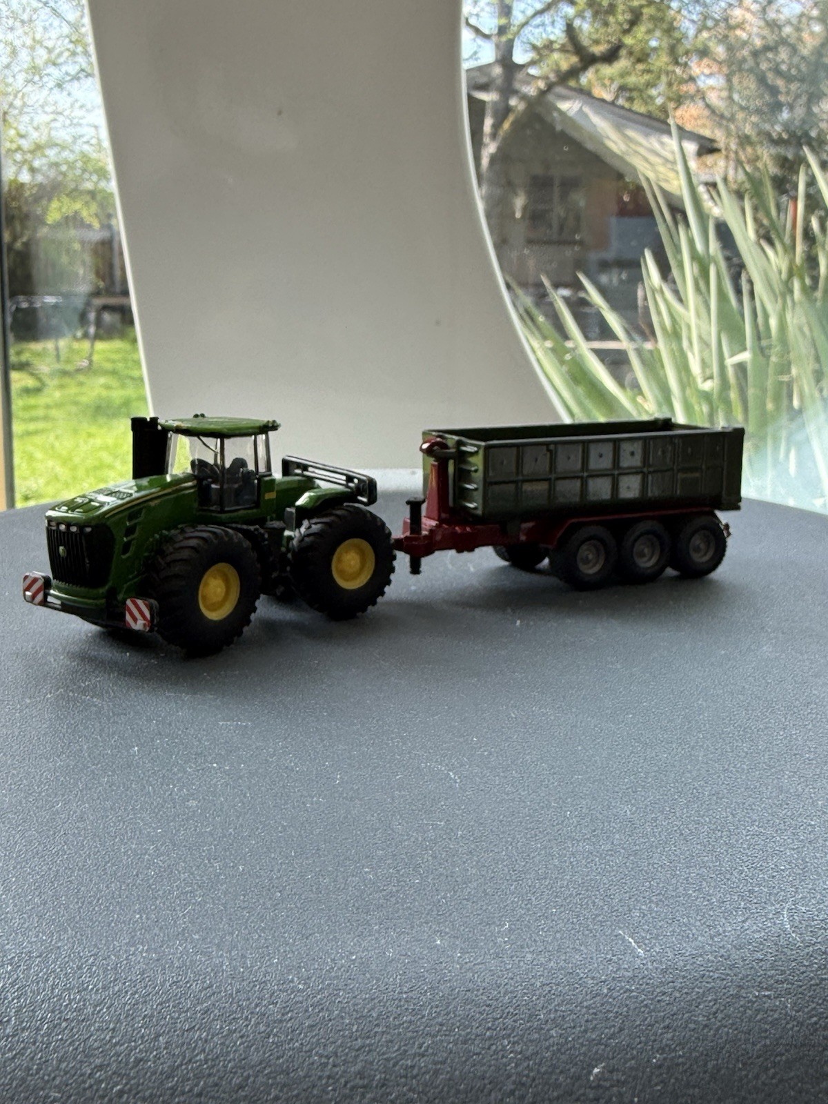 Siku John Deere 9630 mit Kipper – Traktor mit Anhänger