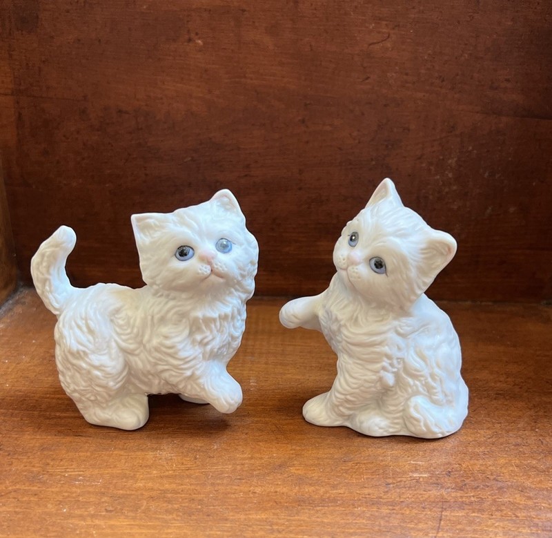 Homco Porcelain Two White Persian Cat Figurines White Kittens with Blue Eyes