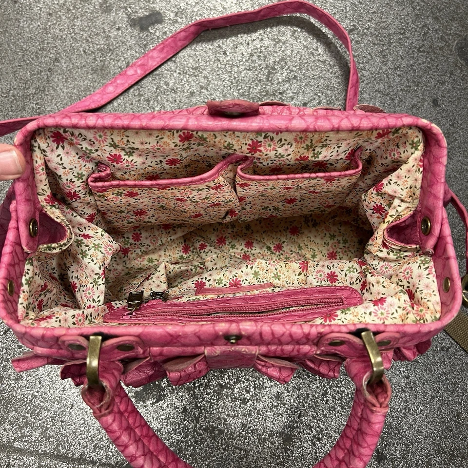 Bolso Cartera Jessica Simpson Rosa Caliente Cuero Vegano Cocodrilo Repujado con Volantes Doctor Foto 3 de 4