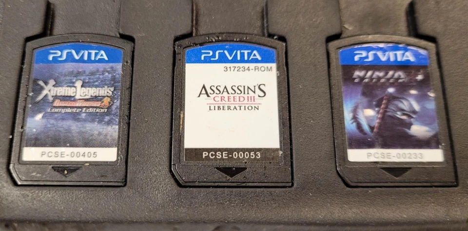 Estuche rígido de viaje PS Vita Little Deviants con tres juegos Foto 4 de 4