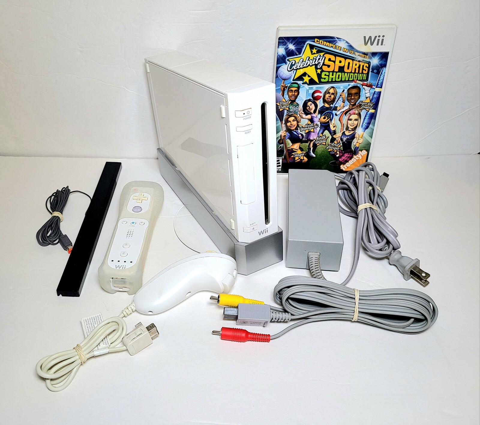 Nintendo Wii Console Bundle RVL-001 GameCube Compatible W/Remote/Nunchuck/Game