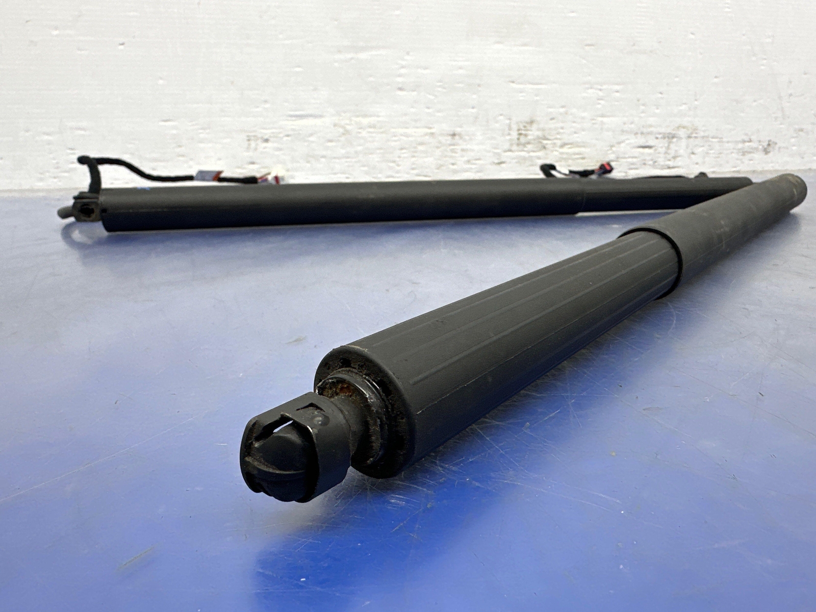 2017-2022 MASERATI LEVANTE M161 OEM REAR TRUNK LIFTGATE HATCH SUPPORT STRUT SET