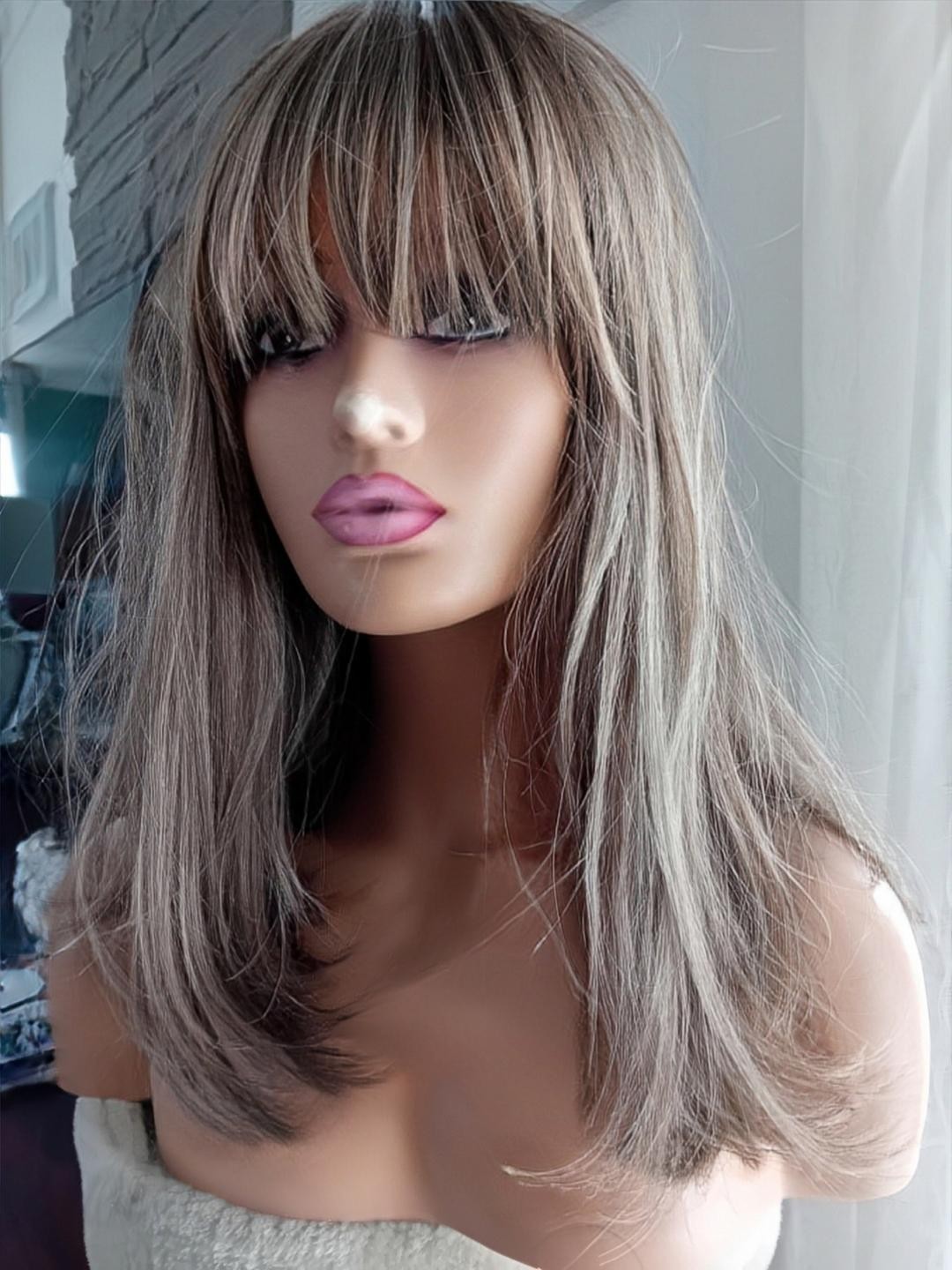 Perruque carré blond cendré à frange coupe bob lisse Louna