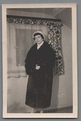 Photo woman fur coat Berlin Oberschönweide fashion interior (k2081)