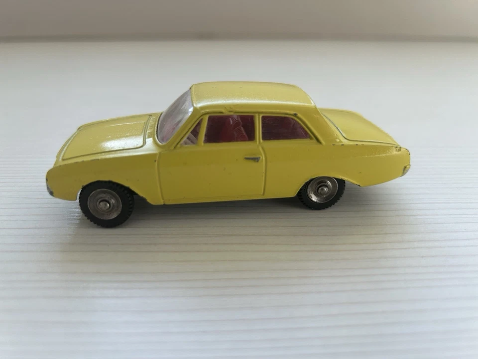 Dinky Toys Poch No. 559 Ford Taunus with new Dunlop tyres. Probably repainted. - Imagen 2 de 4