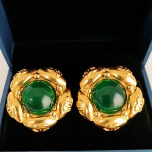 Authentic Vintage CHANEL 94A Green Gripoix Coco Mark CC Gold Plated Clip On Earring