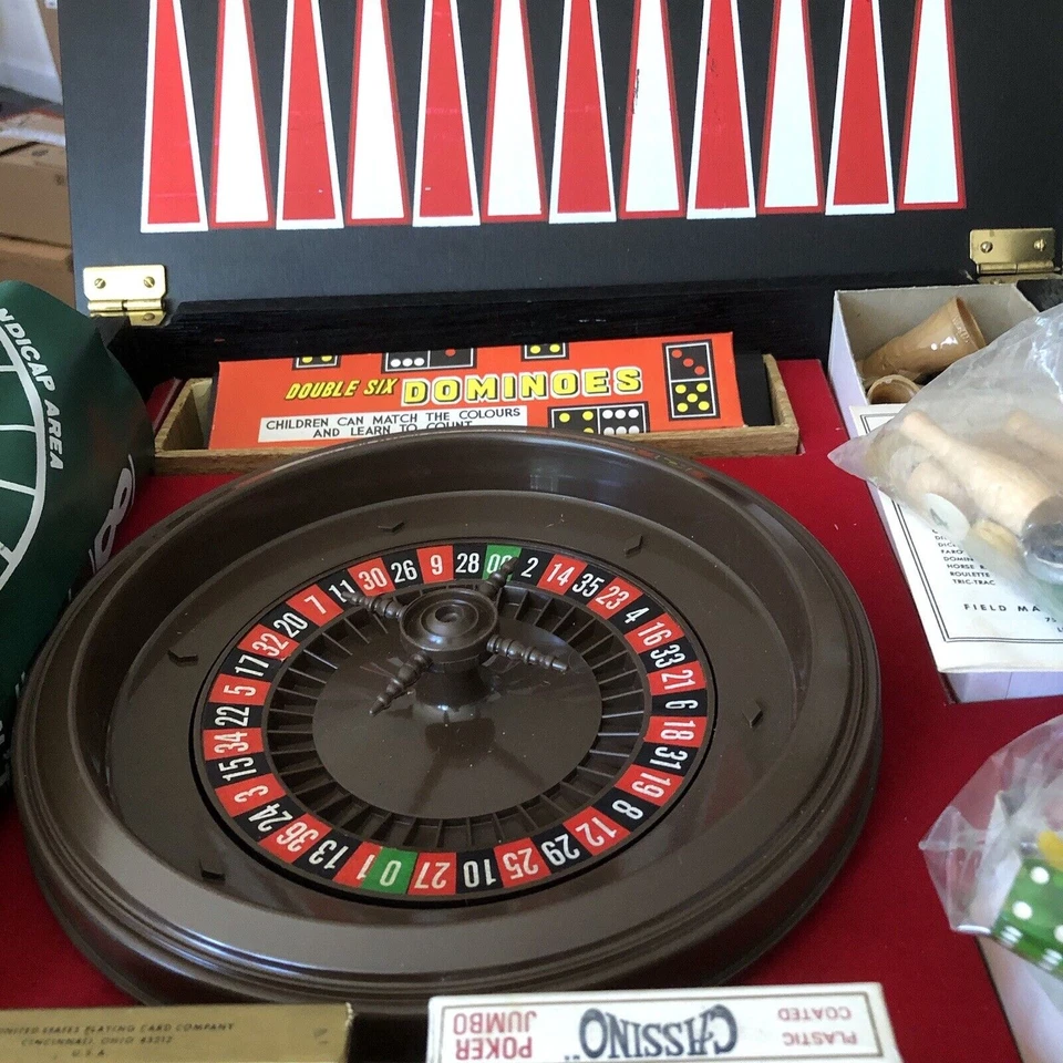 FIELD’S Fourteen In One Game Set Backgammon, Chess, Checkers, Dice, Roulette + - Image 4 of 4