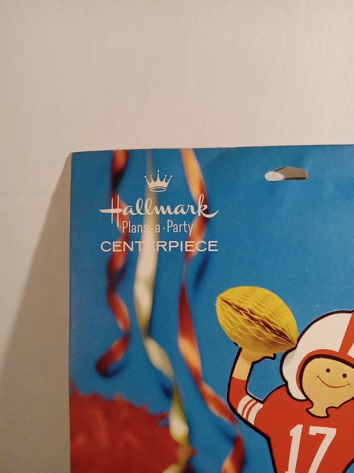 Peça central vintage de papelão para festa favo de mel Hallmark (futebol) - Imagem 2 de 4