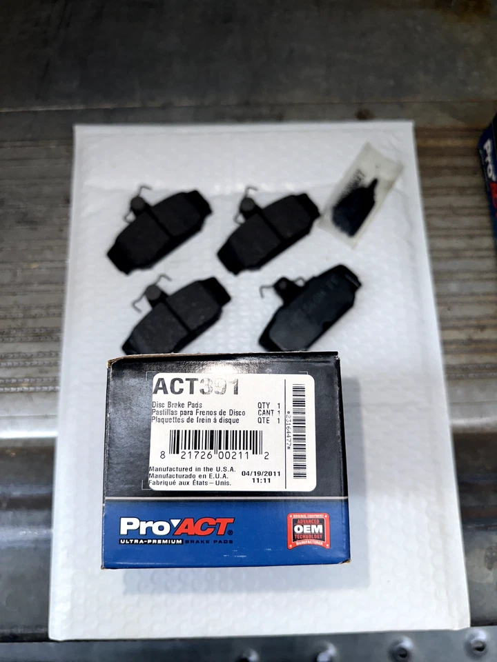 Volvo NEW Akebono ACT391 PRO-ACT PREMIUM CERAMIC REAR BRAKE PADS - Image 3 of 4