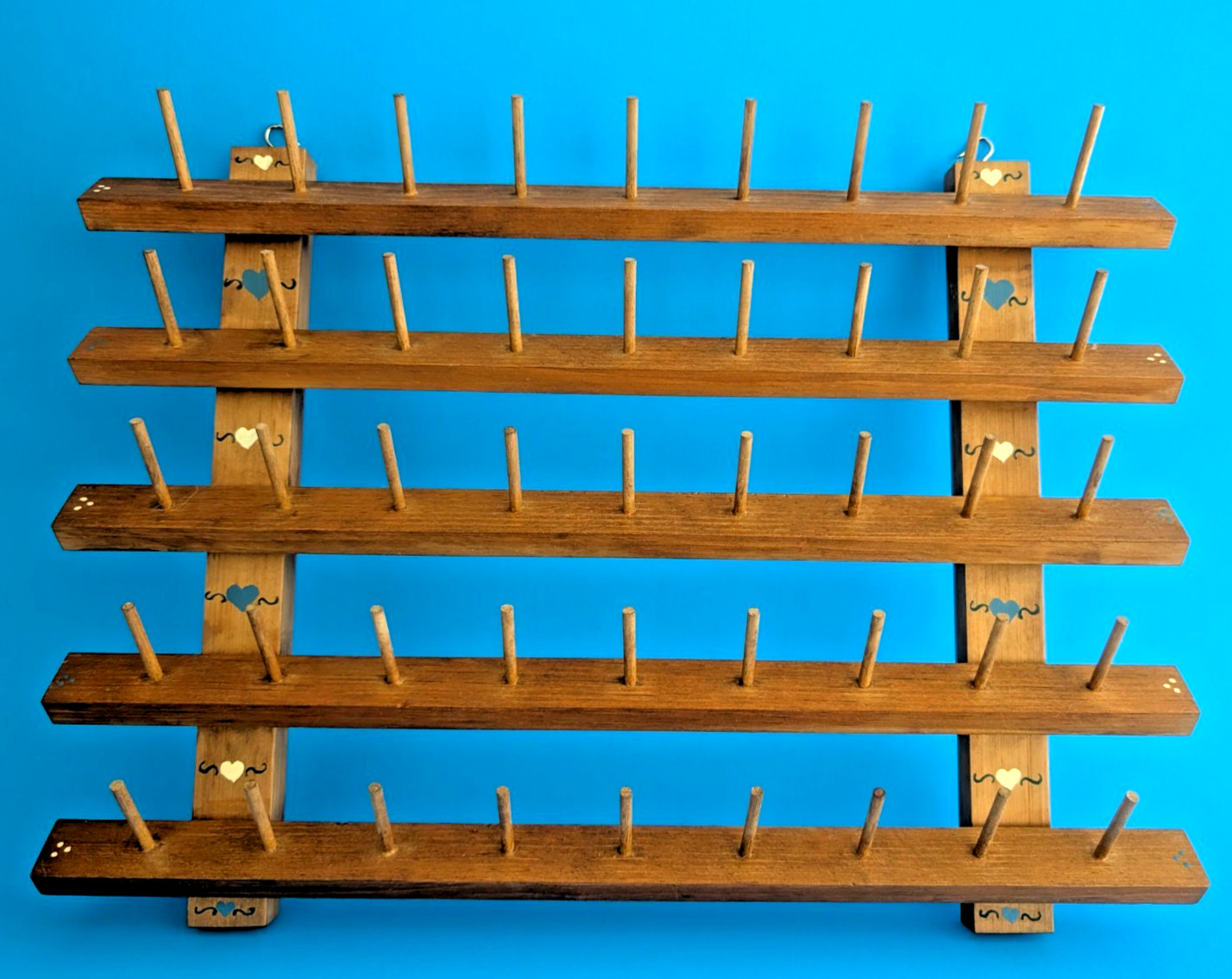 Vtg Wooden Sewing Thread Spool Holder Wall Rack, Country Heart Decor; 45 Pegs