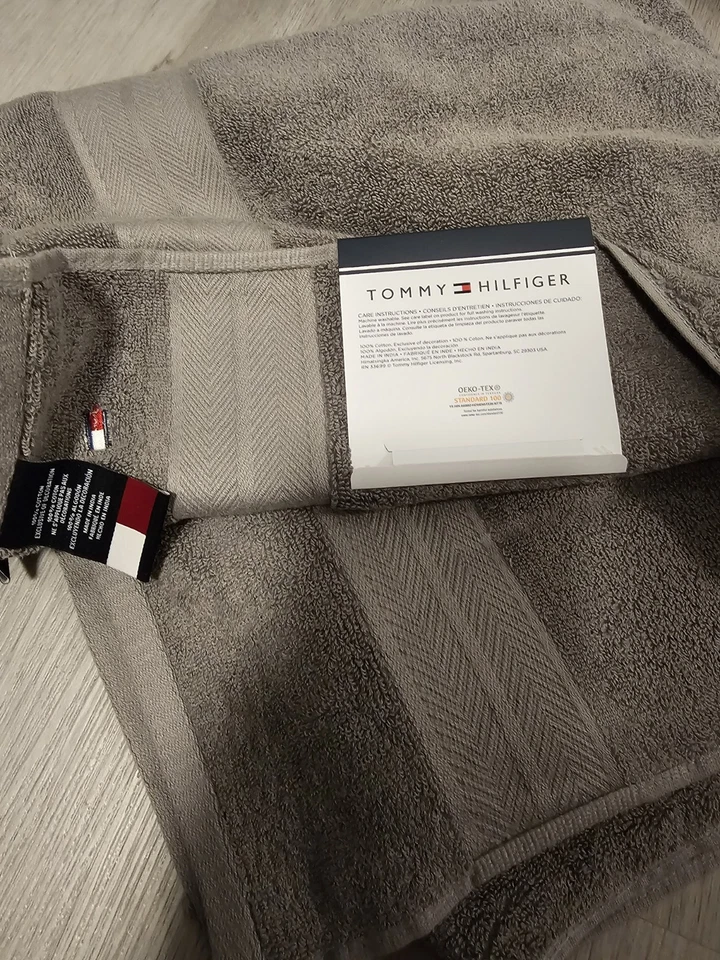 NUEVO TOMMY HILFIGER ACERO GRIS MODERNO AMERICANO 30X54 Algodón Toalla de Baño Foto 3 de 3