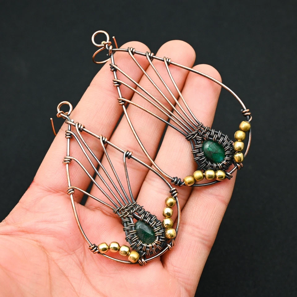 Pendiente de cuarzo esmeralda con piedras preciosas envuelto en alambre de cobre hecho a mano joyería de diseñador Foto 3 de 4