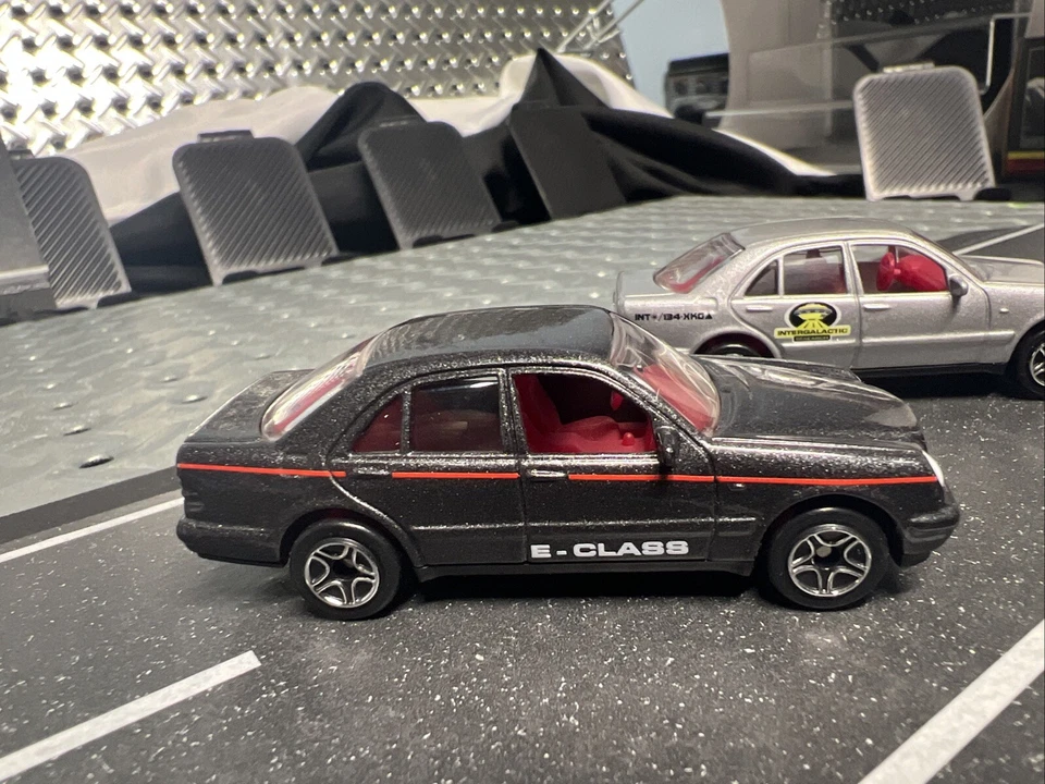 Vehículo de investigación intergaláctica Matchbox Mercedes Benz Clase E 1997 OVNI + 1 juego Foto 4 de 4