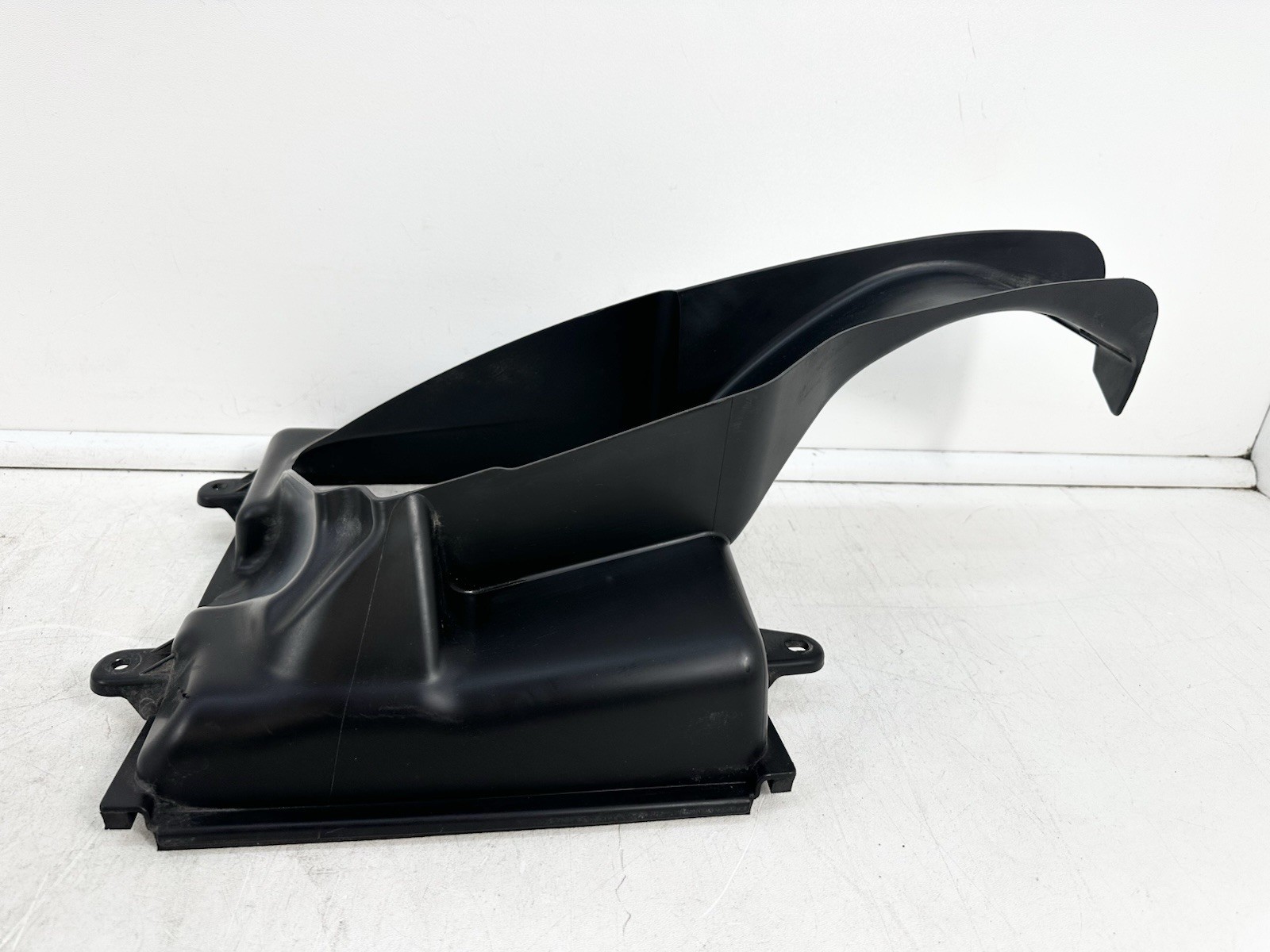 14-18 Maserati Ghibli M157 Front Left Side Intercooler Duct Shroud 670004140 Oem