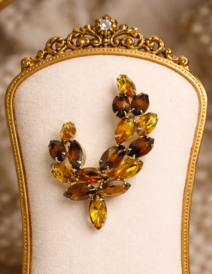 Vintage Prong Set Shades of Amber Brown Rhinestone Gold Tone Brooch A4