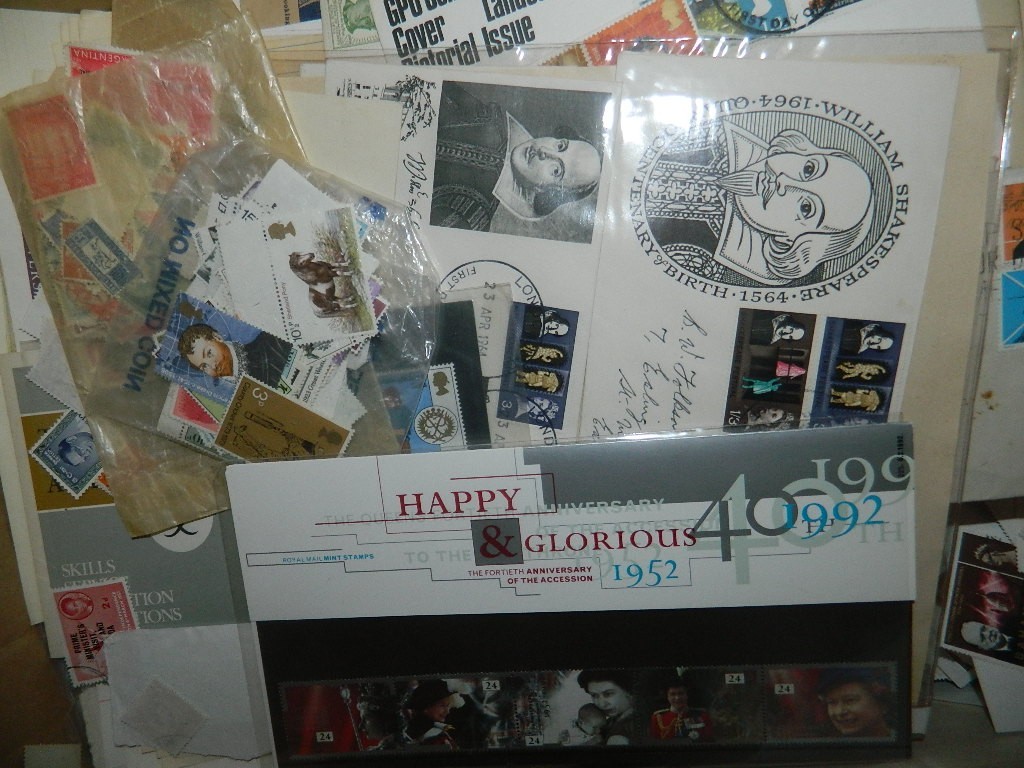 WORLD 7.7KG STAMPS ASSORTMENT IN LARGE BOX FESTIVE SORTER!