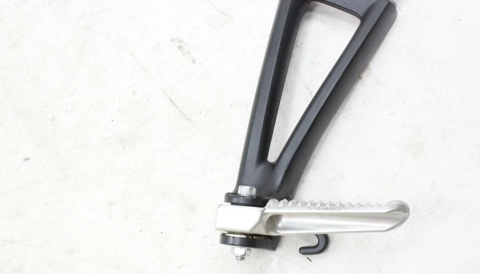 08-16 YAMAHA YZF R6 CLAVIJA TRASERA IZQUIERDA PASAJERO Foto 2 de 4