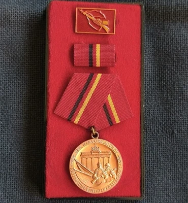 Auszeichnung DDR: Verdienstmedaille der Kampfgruppen mit lackierter Spange, Etui - Bild 1 von 4