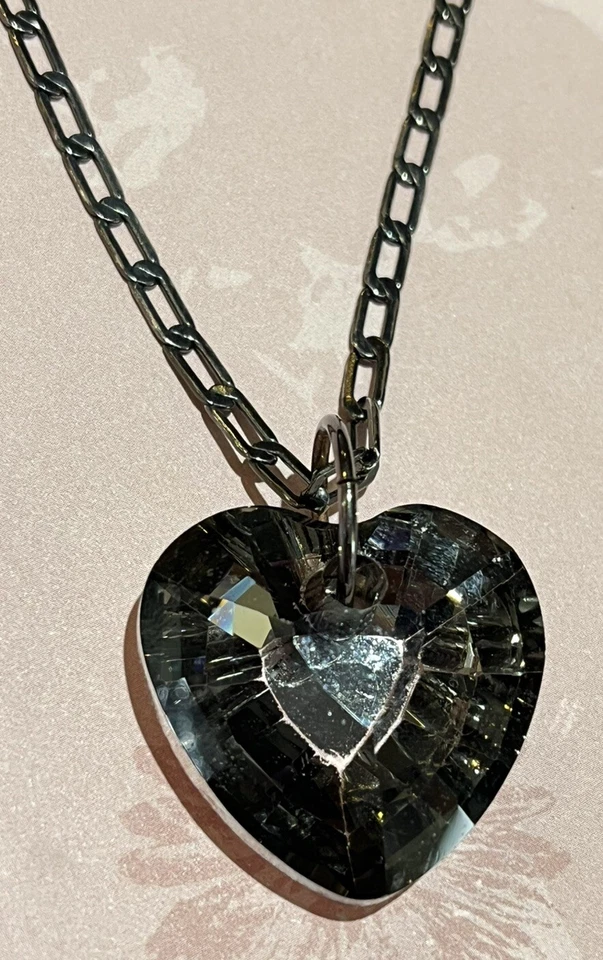 Collar colgante corazón vidrio facetado negro BCBGeneration hada oscura capricho Foto 3 de 4