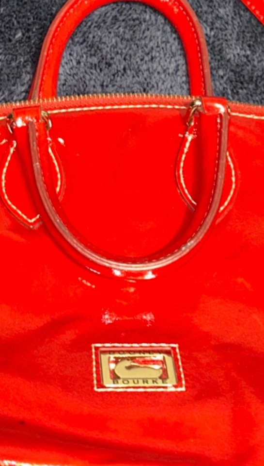 Bolso de Mano Dooney & Bourke Grande Charol Rojo Foto 3 de 4