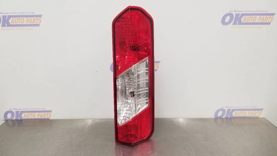 24 FORD TRANSIT 350 LUZ TRASERA LUZ TRASERA PASAJERO DERECHO Foto 2 de 4