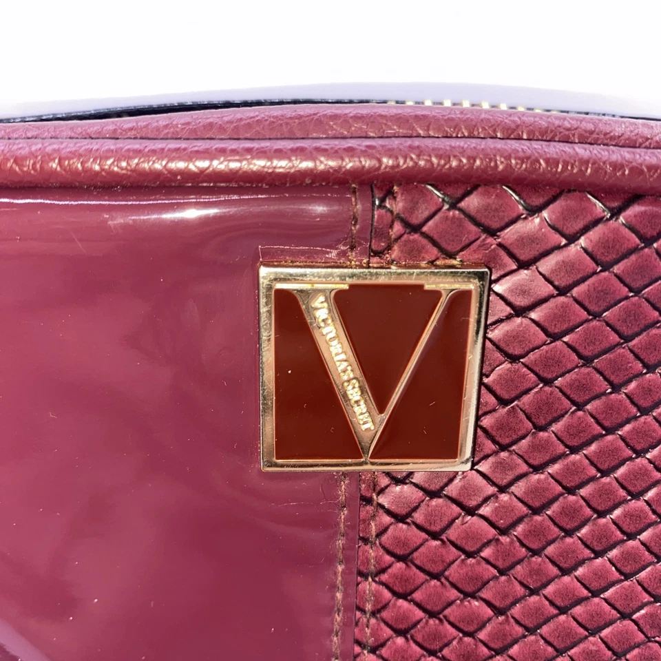 Bolso Bandolera Victoria’s Secret Borgoña Retazos Cuero Sintético Dorado Logo Cartera Foto 2 de 4