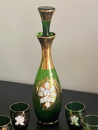 Juego de seis vasos de jarra de vidrio verde veneciano bohemio pintados a mano detalles dorados - Imagen 2 de 23