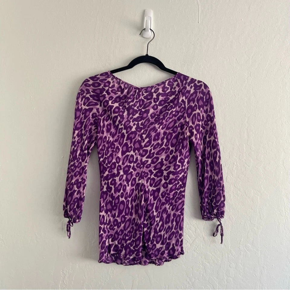 Blusa Y2k Moschino Barata y Elegante Seda Púrpura Leopardo Cuello en V Mujer Talla 8 Foto 4 de 4