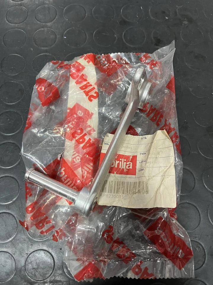 AP8235011 LEVA CAMBIO ORIGINALE APRILIA RS 50 - RS 125-TUONO 50-125 - Immagine 2 di 2