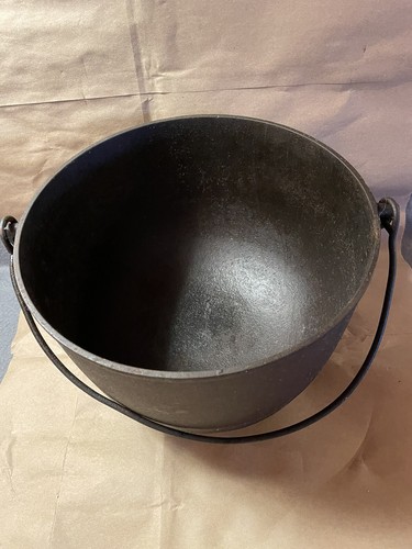 #8 Cast Iron Cauldron Kettle Bean Pot 3 Legged Footed Bail Handle 7" Tall 9.75"W - Imagen 6 de 24