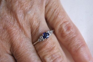 FINE-VINTAGE-ART-DECO-STYLE-9-CARAT-WHITE-GOLD-SAPPHIRE-amp-DIAMOND-RING-M-US-61-4