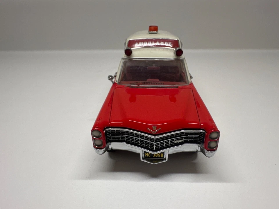 NEO MODELS Cadillac S&S Ambulance 1966 1:43 - Image 2 of 4