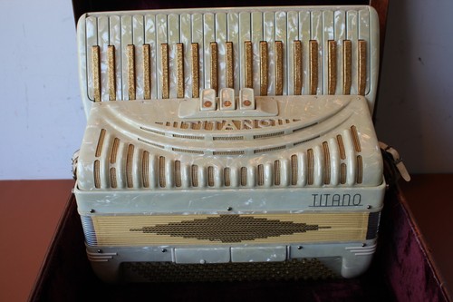 Titano Ideal T2220 41/120 range compact 17" keyboard Piano Accordion - Picture 3 of 18