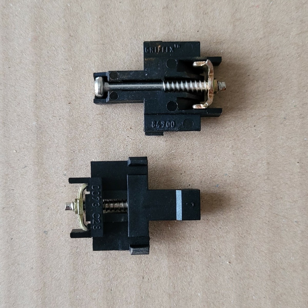 Lot De 20 Griffes Legrand Pour Prises Saganes - Référence 849-00, Neuf