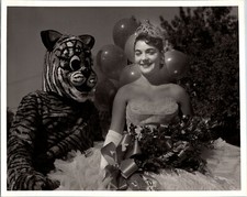 UOP COP Tigres Mascota Poder Gato Desfile Belleza Reina Años 50 Org 8x10 Foto 10073